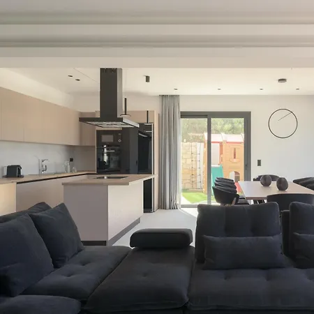 Elia Villa, With Pool, Seaviews & Iconic Design, By Thinkvilla Villa Asterion